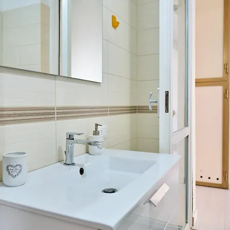 Casa Rosita - Large Family Flat, 3 Bedrooms, Covered Veranda, Apartment Carbonia