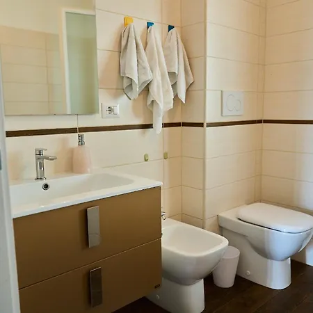 Casa Rosita - Large Family Flat, 3 Bedrooms, Covered Veranda, Apartment Carbonia